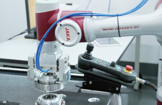 Linh hoạt JAKA 6 trục 819mm Đạt tải trọng 7kg Robot hàn hợp tác với Binzel