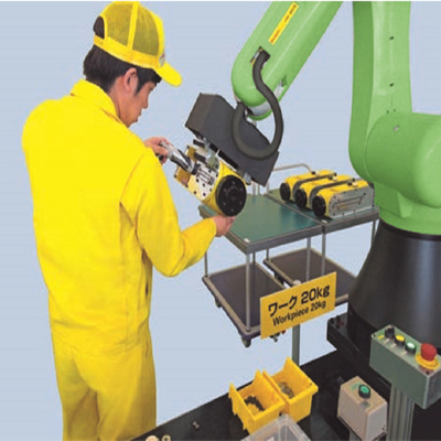 Cánh tay robot Trung Quốc Fanuc CR-4iA 6 trục với Bộ kẹp 2 ngón tay Onrobot và nền tảng xử lý vật liệu