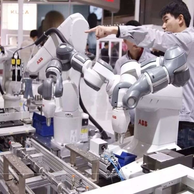 Xử lý cánh tay robot 6 trục IRB 1300 với CNGBS Robot Gripper cho Robot xử lý vật liệu