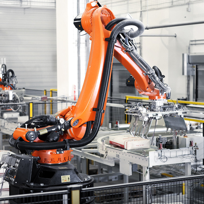 KUKA Palletizing Robot KR 240 R3200 PA Với đường ray hướng dẫn CNGBS như cánh tay robot công nghiệp Palletizer tự động