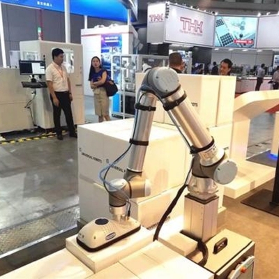 Robot cộng tác UR 16e với tải trọng 16kg với ly hút chân không của Máy thao tác như Cobot