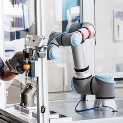 Robot cộng tác UR 16e với tải trọng 16kg với ly hút chân không của Máy thao tác như Cobot