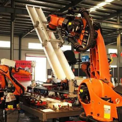 KUKA KR 210 R2700 Chọn và đặt robot công nghiệp với CNGBS hướng dẫn tuyến tính cho lắp ráp động cơ