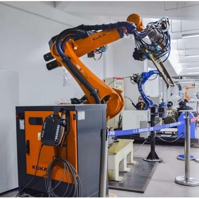 Kuka Robot KR 70 R2100 Với CNGBS Gun Cleaning Station cho tự động hóa hàn với cánh tay robot 6 trục