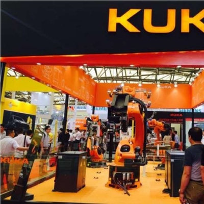 Kuka Robot KR 70 R2100 Với CNGBS Gun Cleaning Station cho tự động hóa hàn với cánh tay robot 6 trục