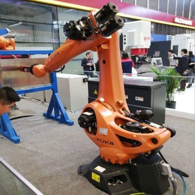 Kuka Robot KR 70 R2100 Với CNGBS Gun Cleaning Station cho tự động hóa hàn với cánh tay robot 6 trục