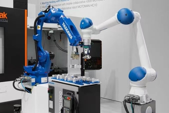 YASKAWA MOTOMAN GP12 với súng hàn làm robot hàn cho máy móc công nghiệp