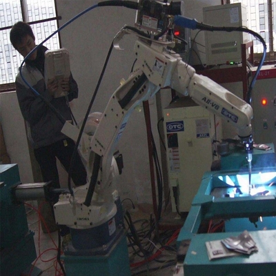 Robot công nghiệp OTC FD-B6L với tầm tay 2008MM với máy hàn ARC và máy hàn DM350