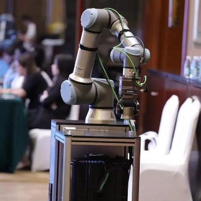 Robot cộng tác tải trọng cao UR 16e với tải trọng 16kg của 6 trục như robot cobot để đóng gói