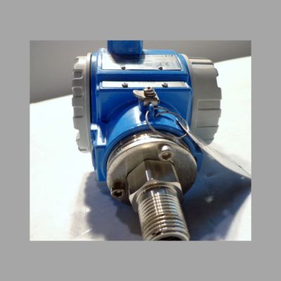 Cụm van điều khiển dòng chảy với đồng hồ đo lưu lượng xoáy Proline Prowirl F 200 của Endress+Hauser và bộ truyền áp suất kỹ thuật số Cerabar PMC71