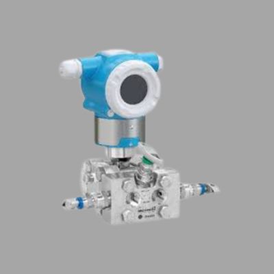 Đơn vị điều khiển áp suất / dòng chảy với máy đo dòng chảy Endress + Hauser Proline Prowirl R 200 và máy truyền áp suất khác biệt Deltabar PMD50.