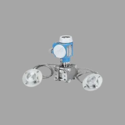 Bộ van điều khiển dòng chảy với bộ đo dòng chảy Endress + Hauser ProlineProwirl R200 và bộ truyền áp suất khác biệt Deltabar PMD78B.