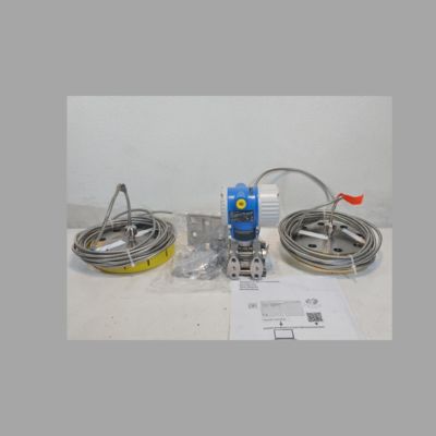 Bộ van điều khiển dòng chảy với bộ đo dòng chảy Endress + Hauser ProlineProwirl R200 và bộ truyền áp suất khác biệt Deltabar PMD78B.