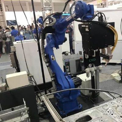 Máy hàn của robot công nghiệp Motoman AR1440 với các máy hàn ARC khác làm robot hàn tự động