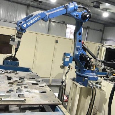 Máy hàn của robot công nghiệp Motoman AR1440 với các máy hàn ARC khác làm robot hàn tự động