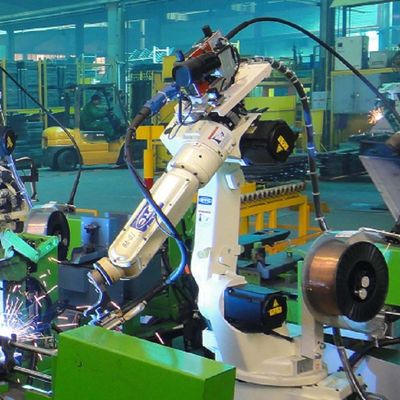 Robot hàn tự động của Robot hàn FD-V8L với Máy hàn ARC DM350 làm máy hàn Mig