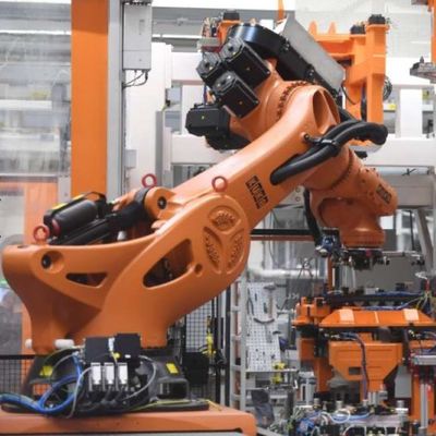 Xử lý cánh tay robot KR 470 PA với bộ điều khiển 5 trục như robot công nghiệp