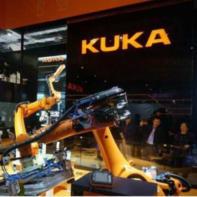 Xử lý cánh tay robot KR 470 PA với bộ điều khiển 5 trục như robot công nghiệp