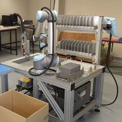 Robot Cobot nhẹ UR 5e với bộ điều khiển tải trọng 5KG làm robot cộng tác cho máy chọn và đặt
