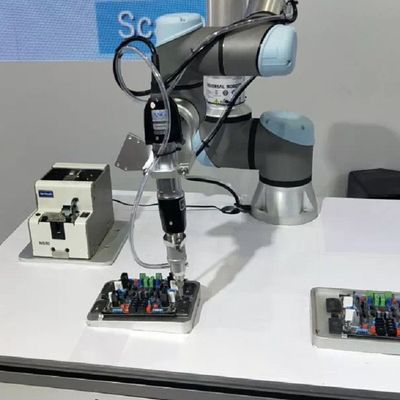 Robot Cobot nhẹ UR 5e với bộ điều khiển tải trọng 5KG làm robot cộng tác cho máy chọn và đặt
