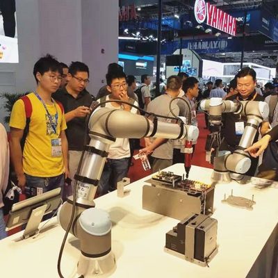 Robot Cobot nhẹ UR 5e với bộ điều khiển tải trọng 5KG làm robot cộng tác cho máy chọn và đặt