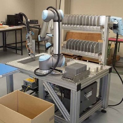 Robot nhỏ UR 3e của robot cộng tác với tải trọng 3KG làm người điều khiển cho các bộ phận của thiết bị xử lý vật liệu