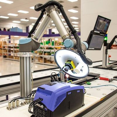 Robot nhỏ UR 3e của robot cộng tác với tải trọng 3KG làm người điều khiển cho các bộ phận của thiết bị xử lý vật liệu