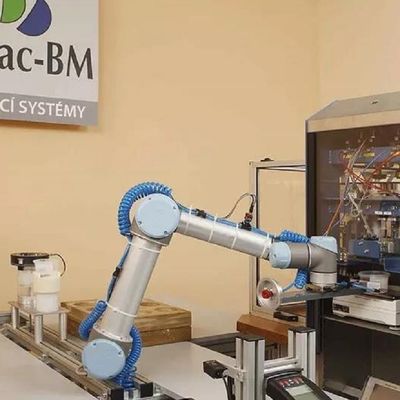 Robot nhỏ UR 3e của robot cộng tác với tải trọng 3KG làm người điều khiển cho các bộ phận của thiết bị xử lý vật liệu