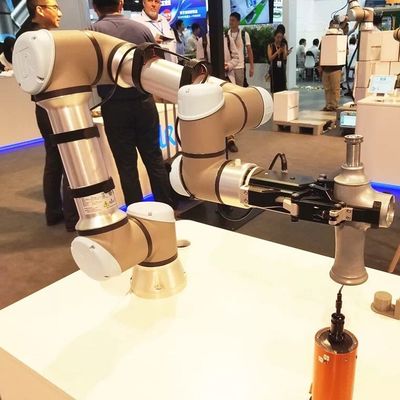 Robot nhỏ UR 3e của robot cộng tác với tải trọng 3KG làm người điều khiển cho các bộ phận của thiết bị xử lý vật liệu