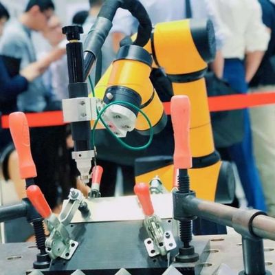 Cánh tay robot hợp tác AUBO i5 6 trục để khóa vít làm trụ