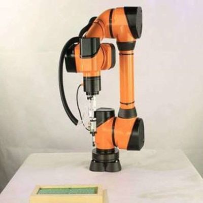 Chọn và đặt robot AUBO I10 Cobot Robotic Arm 6 Axis để xử lý như một robot hợp tác