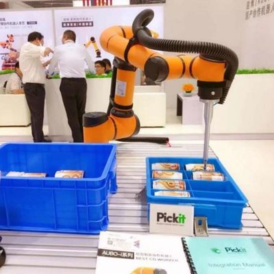 Chọn và đặt robot AUBO I10 Cobot Robotic Arm 6 Axis để xử lý như một robot hợp tác