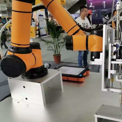 Chọn và đặt robot AUBO I10 Cobot Robotic Arm 6 Axis để xử lý như một robot hợp tác