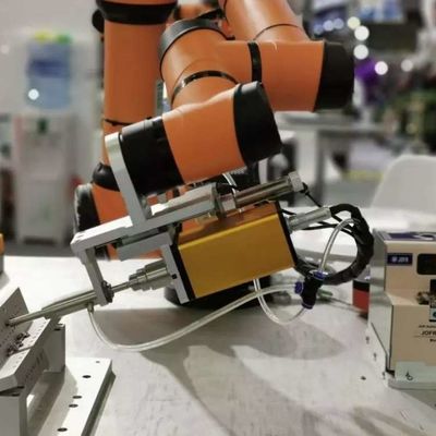 Chọn và đặt robot AUBO I10 Cobot Robotic Arm 6 Axis để xử lý như một robot hợp tác