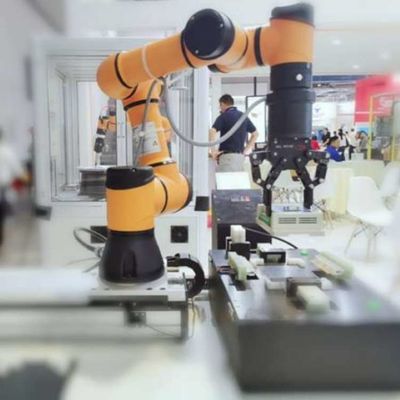 Chọn và đặt robot AUBO I10 Cobot Robotic Arm 6 Axis để xử lý như một robot hợp tác