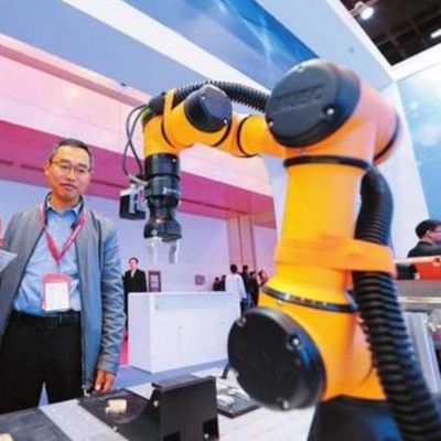 Cobot AUBO I16 6 trục để tải và dỡ hàng như một robot cộng tác