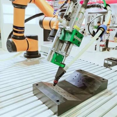 Cobot AUBO I16 6 trục để tải và dỡ hàng như một robot cộng tác