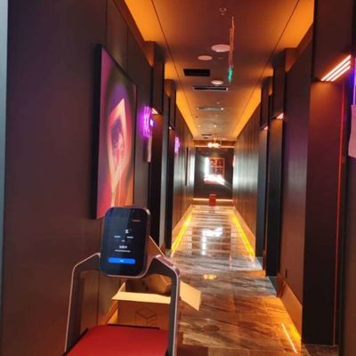 Robot phục vụ giao đồ ăn với Robot dịch vụ trí tuệ nhân tạo AI