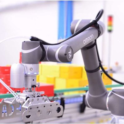 Cánh tay robot 6 trục OMRON TM14M với robot xử lý camera trực quan làm người giám sát