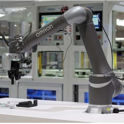 Cánh tay robot 6 trục OMRON TM14M với robot xử lý camera trực quan làm người giám sát