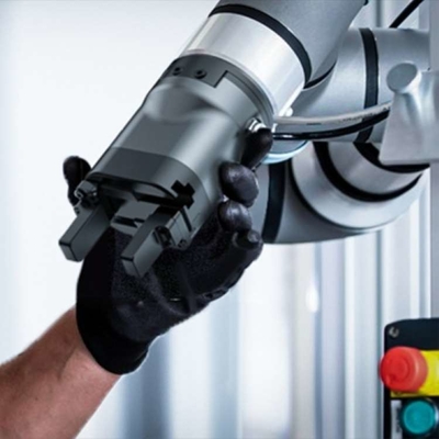 Robot hợp tác với bộ kẹp điện song song hợp tác PGC-140 làm người điều khiển